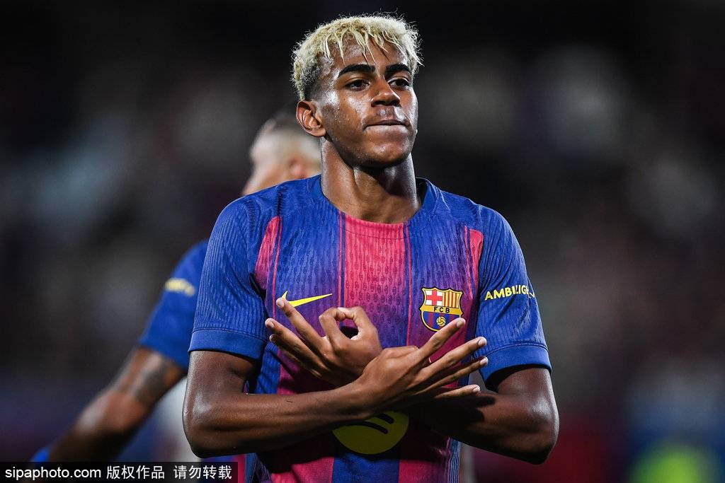 少帅法布雷加斯的追梦之旅：意甲新贵科莫如何挖掘皇马的天才遗珠